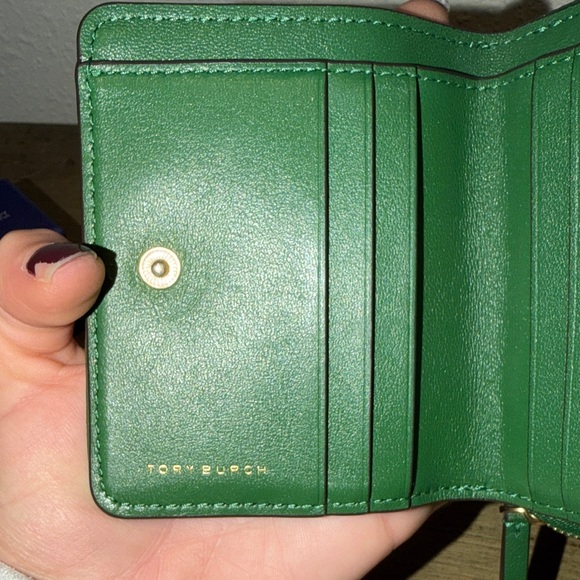 Tory Burch Quilted Green Wallet with Gold Logo - Picture 8 of 11